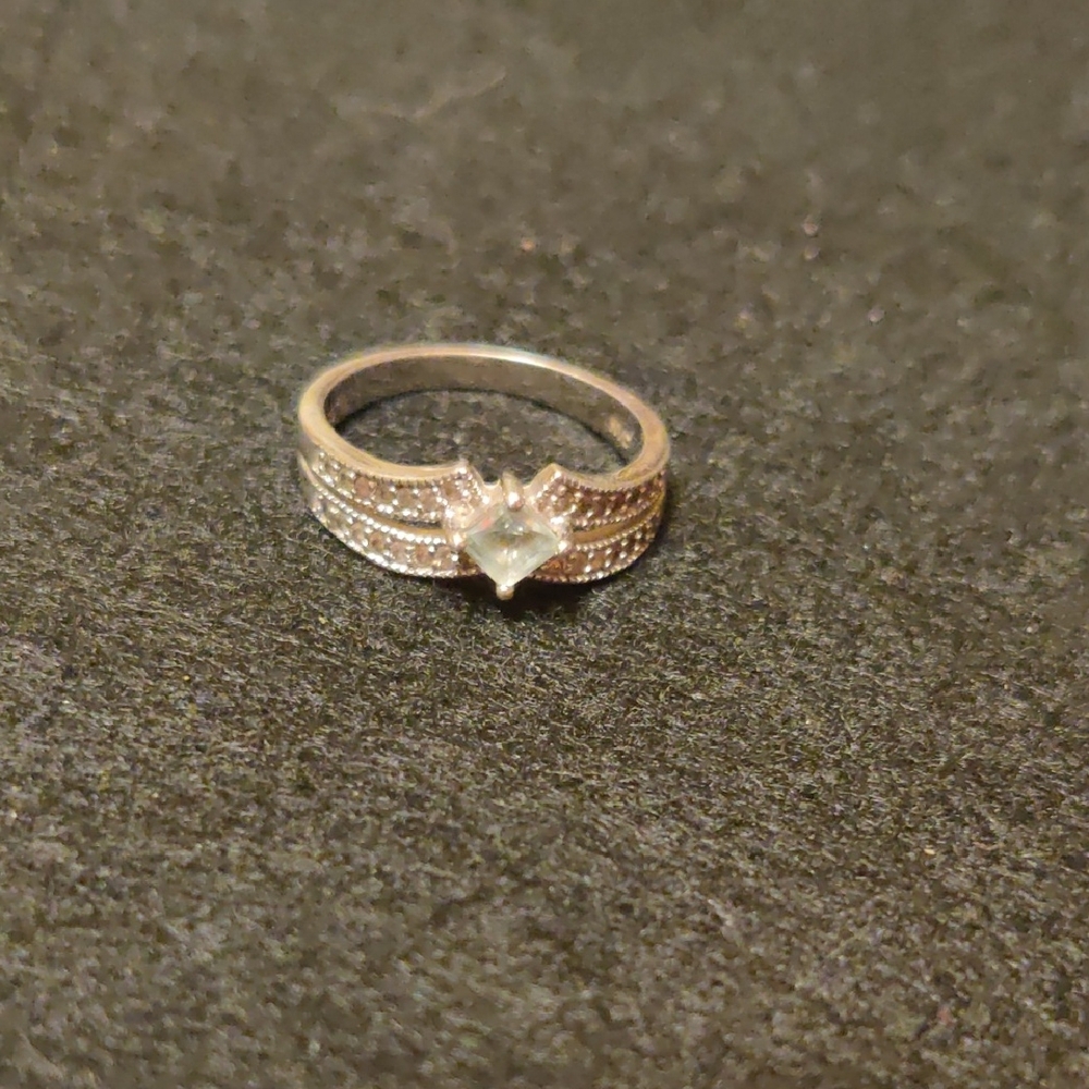 Elegant 925 Silver Ring with Clear Gemstones